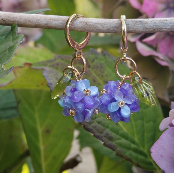 Handmade hydrangea earrings - Picture 2 of 4